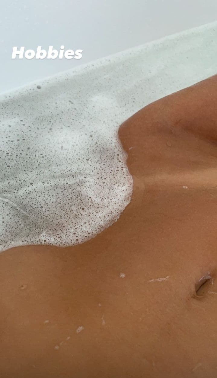 Обнаженная в ванной: экс-возлюбленная Брэда Питта засыпала сеть откровенными фото